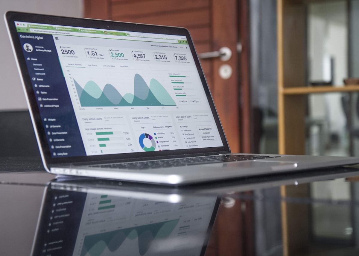 Profesional gestionando reportes y comprobantes desde la nube